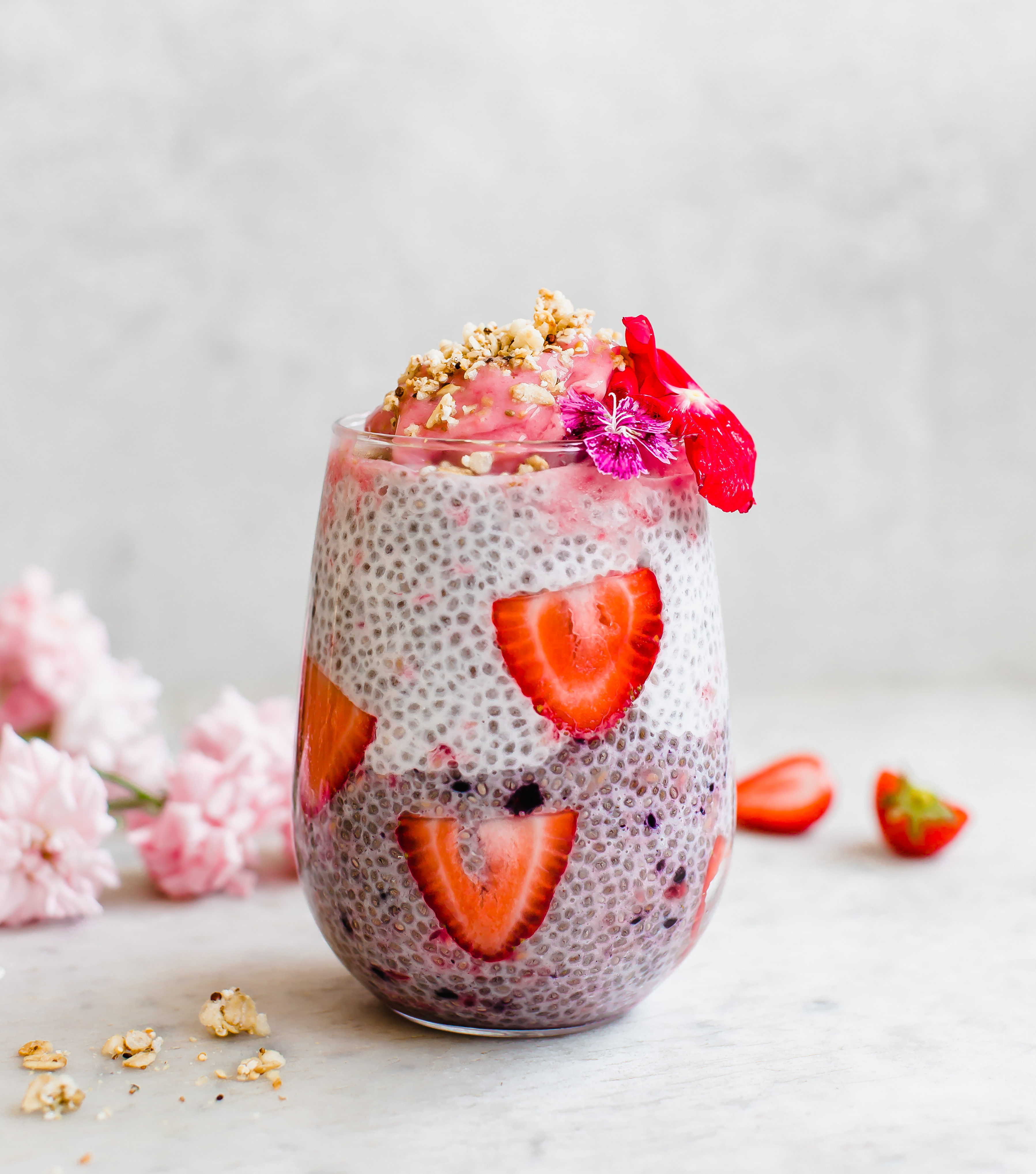 Copo de smoothie roxo de frutas vermelhas com sementes de linhaça por cima.